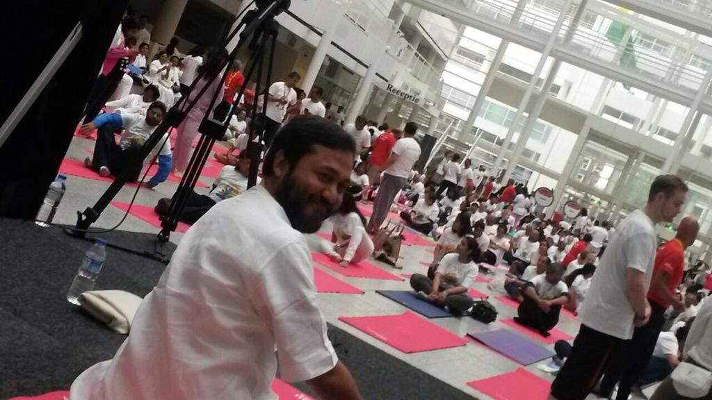 jyothirmayah's tweet photo. #InternationalDayofYoga celebrated in #DenHaag #Netherlands with @swamiatmanand Ji @ArtofLivingYoga @ArtOfLivingNow http://t.co/Rg7hVpx8xs