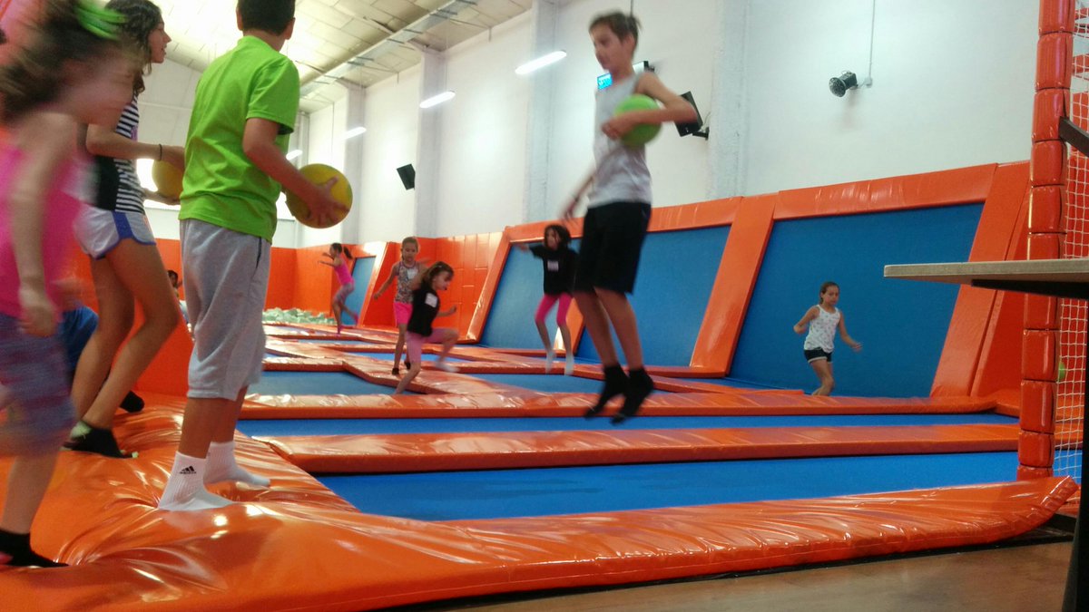 Ahir vam celebrar el fi de curs de l'esbart infantil...saltant!!