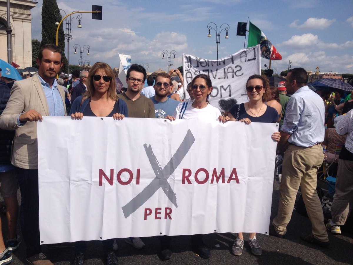 NoiXRoma's tweet photo. "In piazza per rispondere all'aggressione dell’ideologia gender".  #difendiamoinostrifigli http://t.co/mvA6sRgXUX http://t.co/52g4BEIdL3