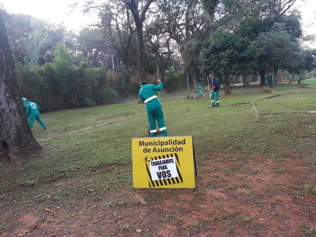 Trabajos de limpieza y disposición final de residuos en el Parque "Pavetti" del B° Stma. Trinidad. <a href="/AsuncionMuni/">Municipalidad de Asunción</a>