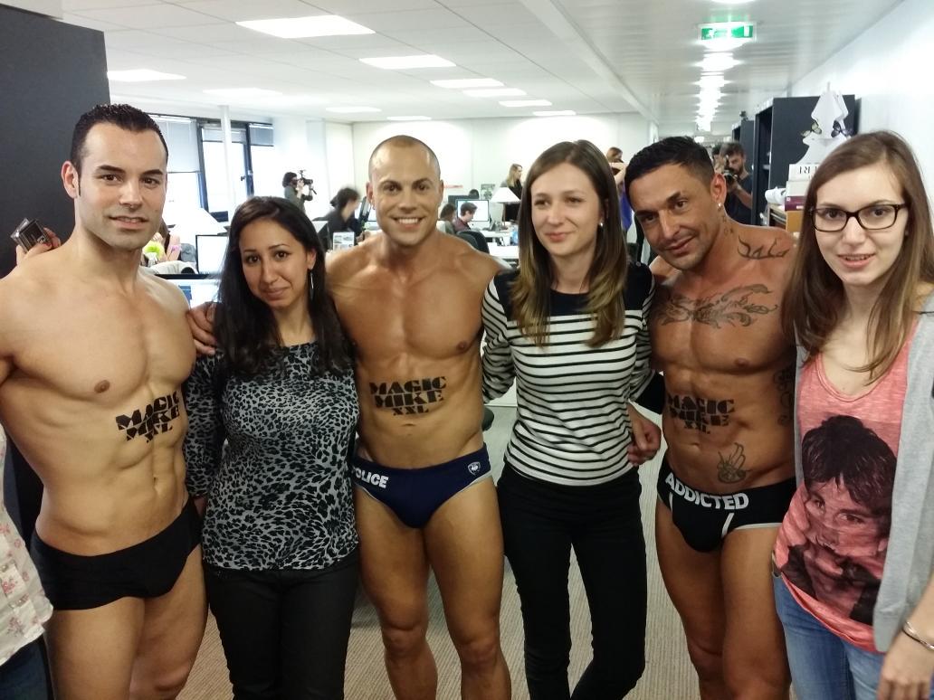 warnerbrosfr's tweet photo. Vague de chaleur chez @mariefrancemag ! #MagicMikeXXL http://t.co/0Ed6mDlNNM