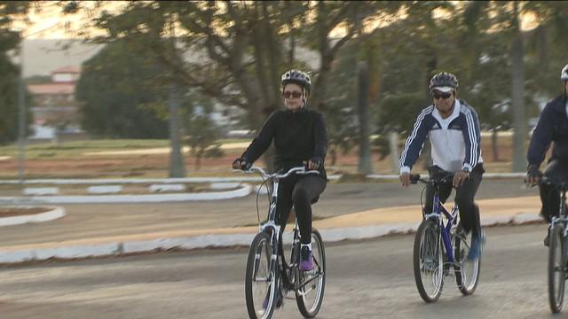 g1's tweet photo. Dilma inicia a semana com passeio de bicicleta em Brasília http://t.co/57Ni5lIYoc #G1 http://t.co/jbhueud8dY