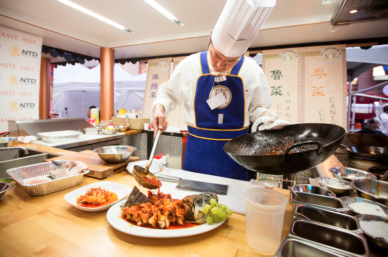 NTDCulinary's tweet photo. #TBT to last year's competition, Japanese Chef 上田忠義 prepares a Sweet and Sour Squirrel Fish. http://t.co/aCWsE6SYPI