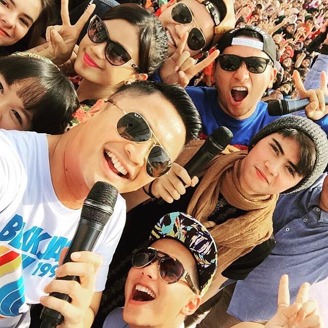 Aprillversmetro's tweet photo. #AliandoAtINBOX Kemarin minggu π
Abang disini bule bgt yahhππβ€β€ - @alysyarief @aliando26 http://t.co/XojvCgnJYG