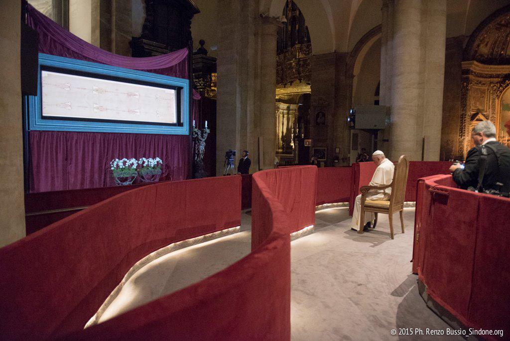 HolyShroud2015's tweet photo. The #HolyShroud" encourages us to consider the faces of everyone who suffers and is unjustly persecuted" @Pontifex http://t.co/zzM0xLH8Vl