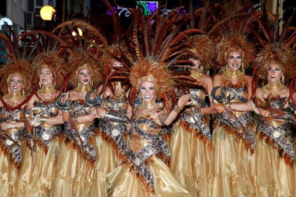 FTaifes's tweet photo. Les nostres xiques, Esquadra Taifa de Kabátina, cap d'esquadra Àngela Muñiz, guapíssimes!!! #Capitania14 #Taifes http://t.co/lFnARg9mjw