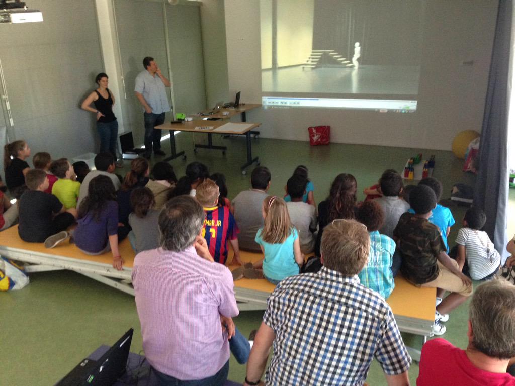 sciencOnaute's tweet photo. Après la manip #Thymio ,des élèves de #Floirac découvrent #asimo en vidéo #SemRobot2015 en attendant #Poppy mercredi http://t.co/IDTRInXuxa