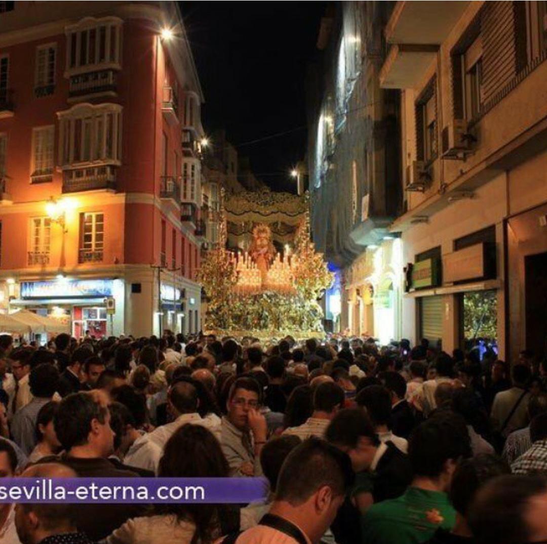 Ssantero_malaga's tweet photo. Fue una de las extraordinarias más multitudinarias de los últimos años en Málaga y Andalucía @pasoyesperanza http://t.co/wGXOi8mTQK