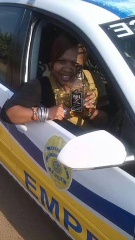 SAcrimefighters's tweet photo. Vrou wat in polisiemotor drink, het sosiale media aan't gons http://t.co/CP7Ts4eUO1 http://t.co/l7jWSNiM9o