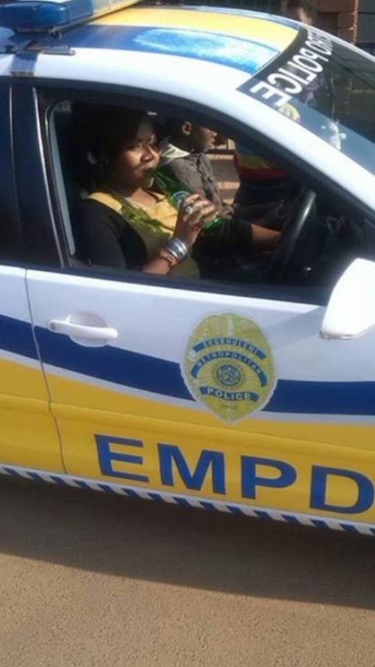 SAcrimefighters's tweet photo. Vrou wat in polisiemotor drink, het sosiale media aan't gons http://t.co/CP7Ts4eUO1 http://t.co/l7jWSNiM9o