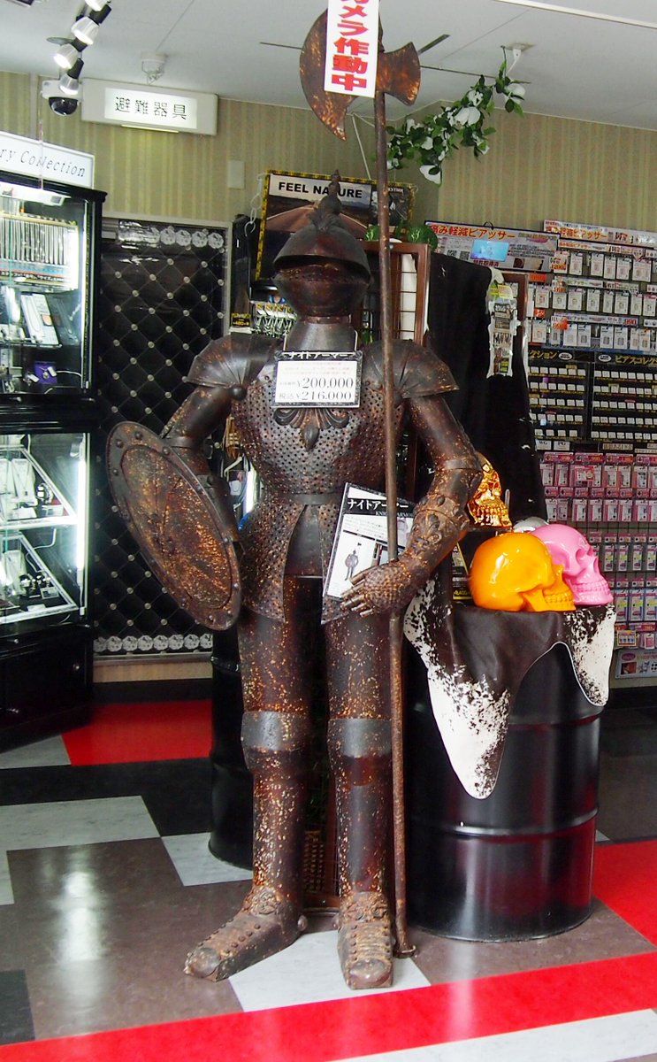 ドンキで甲冑売ってた。 #ドンキ御堂筋店 #ミラクルショッピング