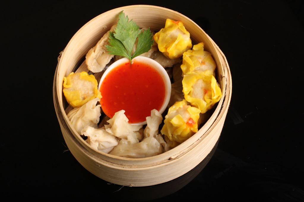 1. Dimsum~pangsit dan siomay yg disajikan dalam keranjang terbuat dari anyaman kayu ini bikin aroma nya makin khas...