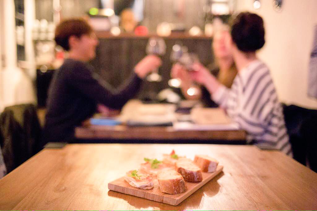 Du beau monde <a href="/HeuresHeureuses/">Les Heures Heureuses</a> #Paris9 😎✨😎 lesheuresheureuses.paris.fr/node/413 <a href="/MllesMadeleines/">MllesMadeleines</a> <a href="/chezcausses/">Causses</a> <a href="/RestoImprovista/">Resto ImprO'vista</a>...