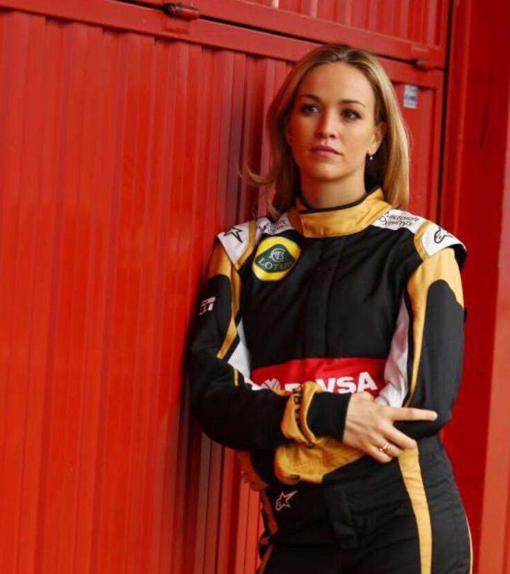 lebomberine's tweet photo. Per la rubrica #sepenso #F1 la bellissima affascinante sensuale pilota del team Lotus @CarmenJorda 🌹🌹🌹🌹 http://t.co/foky7wwuWW