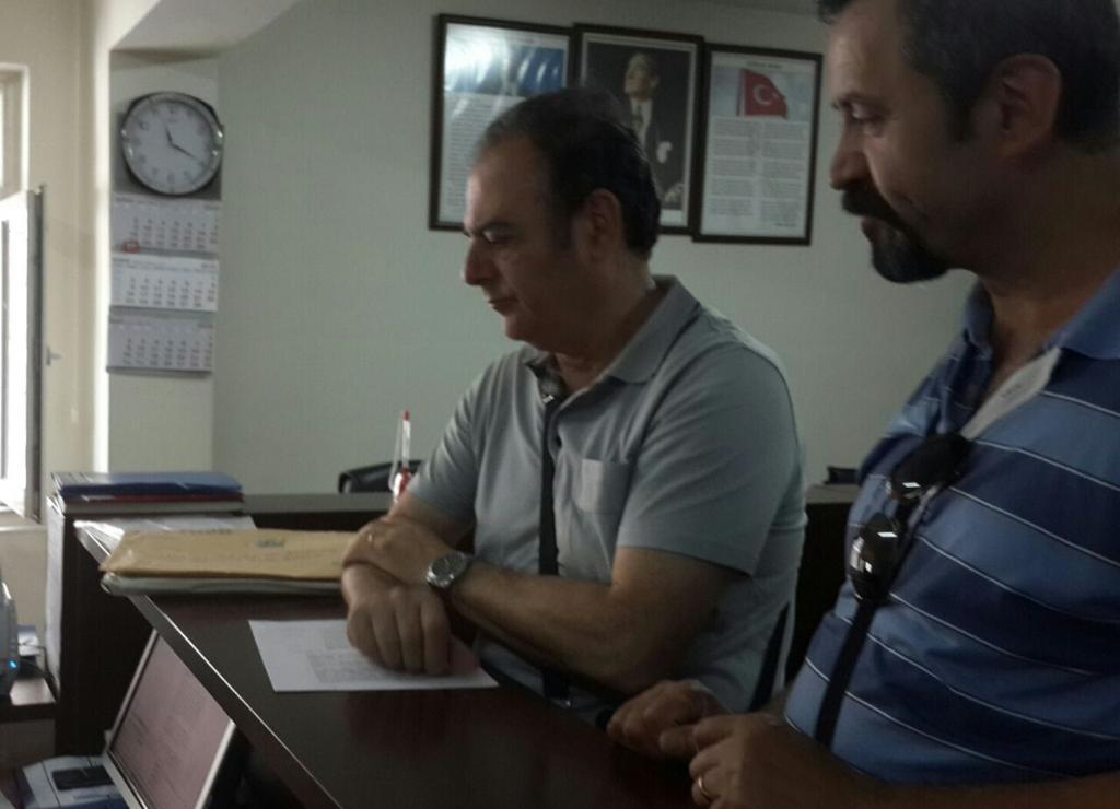 Veli dilekçeleri ve ihtarname evrak kayıt birimine teslim ediliyor.