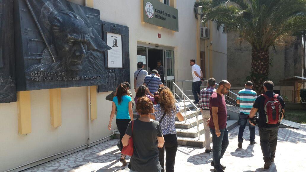 Yesilbahar o.o. velileri okullarında yeni kayıtlarin acilmamasina karşı kadiköy Ilce M.E.M. yürüdü
