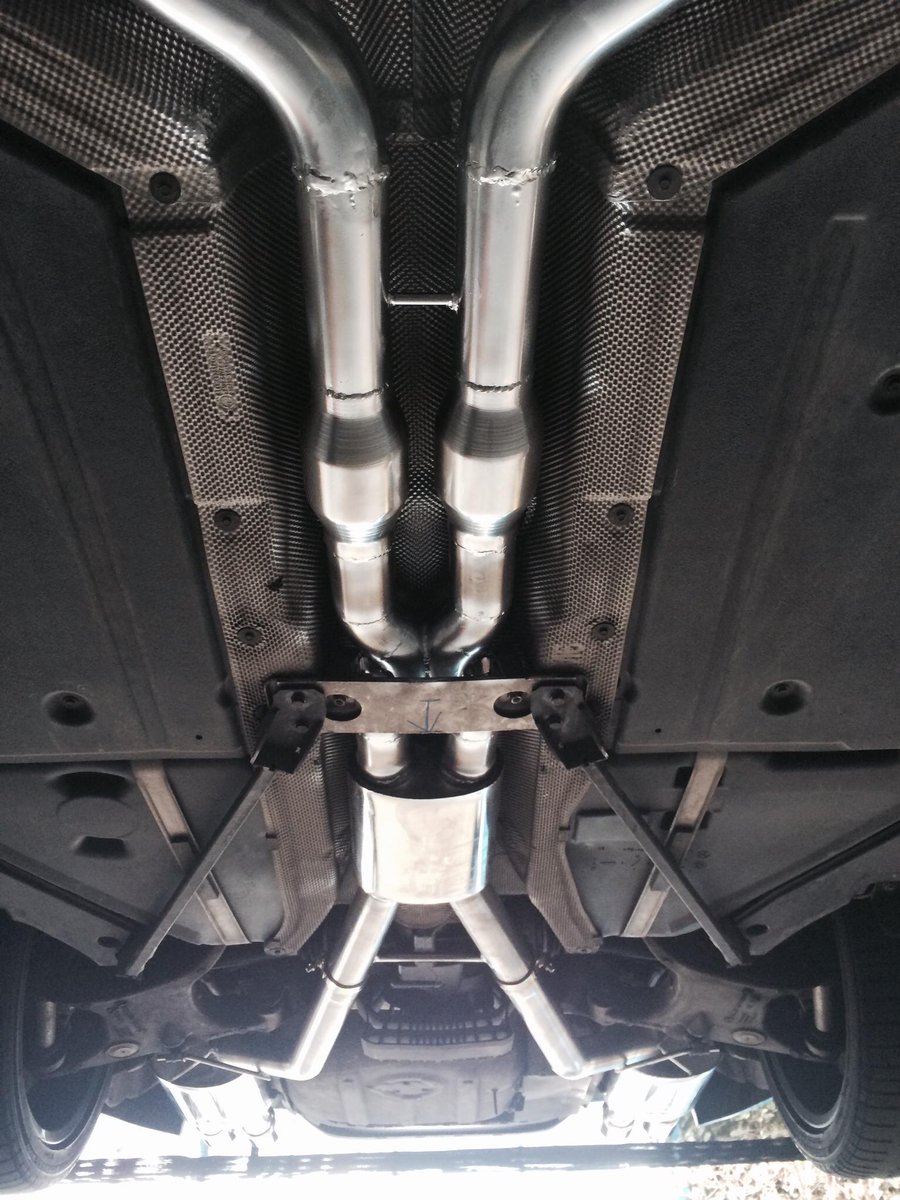 Azmarmitte's tweet image. Scarico artigianale per #BMW #M6 video  on.fb.me/1fsDSuf