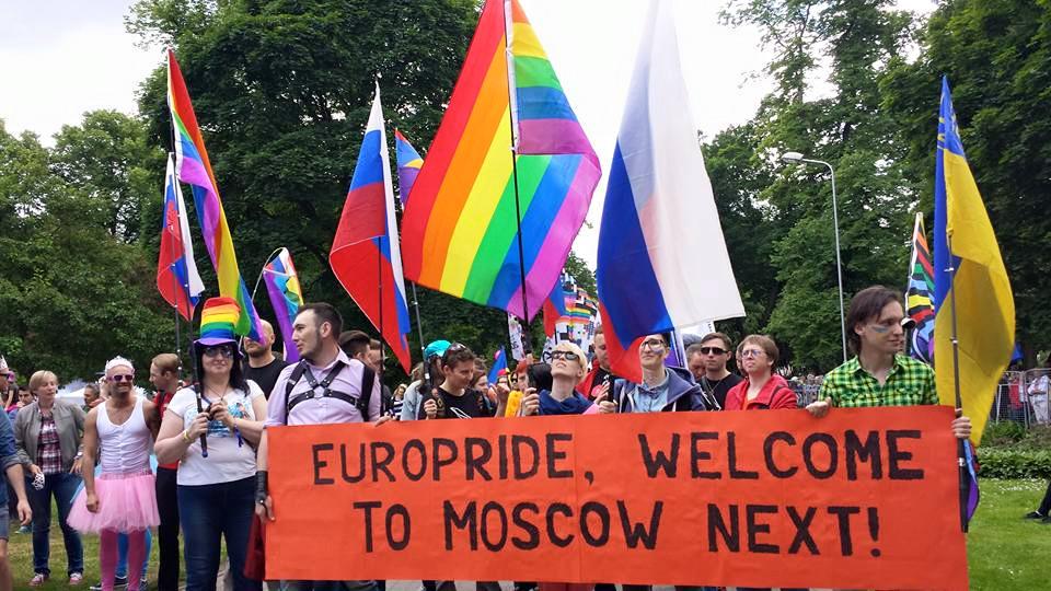 amnestyitalia's tweet photo. #EP15Riga 5000 persone hanno sfilato tra tanti saluti. 10 anni fa erano in 70, circondati da 2000 contestatori http://t.co/XvUzY7BGM9