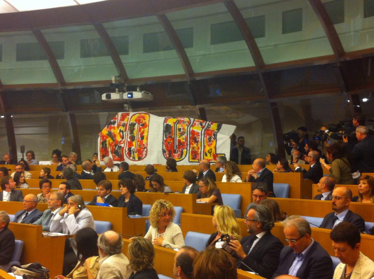 Legambiente's tweet photo. #unnuovoclima? con più #rinnovabili e senza #fontifossili
Blitz agli #StatigeneraliClima
#stopseadrilling #nooil http://t.co/VJgQs6JyZ6