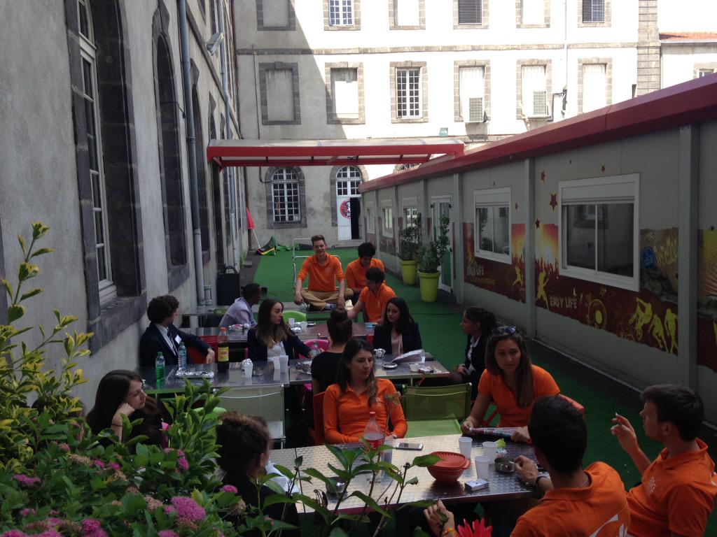 aud260894's tweet photo. Petite pause repas en terrasse avant les prochains oraux #Admissible2015 #ESCClermont http://t.co/J6oIINhIvz