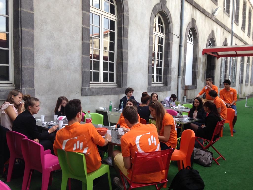 aud260894's tweet photo. Petite pause repas en terrasse avant les prochains oraux #Admissible2015 #ESCClermont http://t.co/J6oIINhIvz