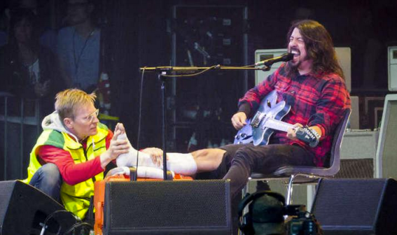 RollingStoneINA's tweet photo. Surat Terbuka Dave Grohl Bagi Penggemar Pasca Insiden Patah Kaki di Swedia http://t.co/fCcnbAfvTb http://t.co/mHg6oFBpe2