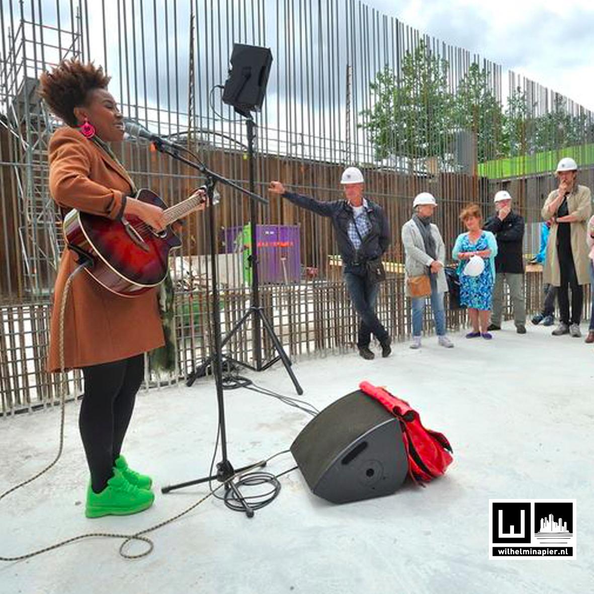 wilhelminapier's tweet photo. Hoogtepunt dit weekend op de #Wilhelminapier: het concert van @NtjamRosie bij @Boston_Seattle #DagvandeArchitectuur http://t.co/T3bJKGPGs3