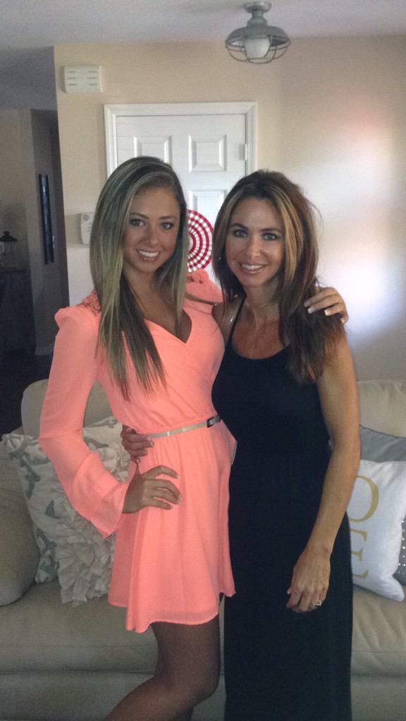 mhtaylor_'s tweet photo. Mom or twin? 😅👯 http://t.co/Dj0CauRspU