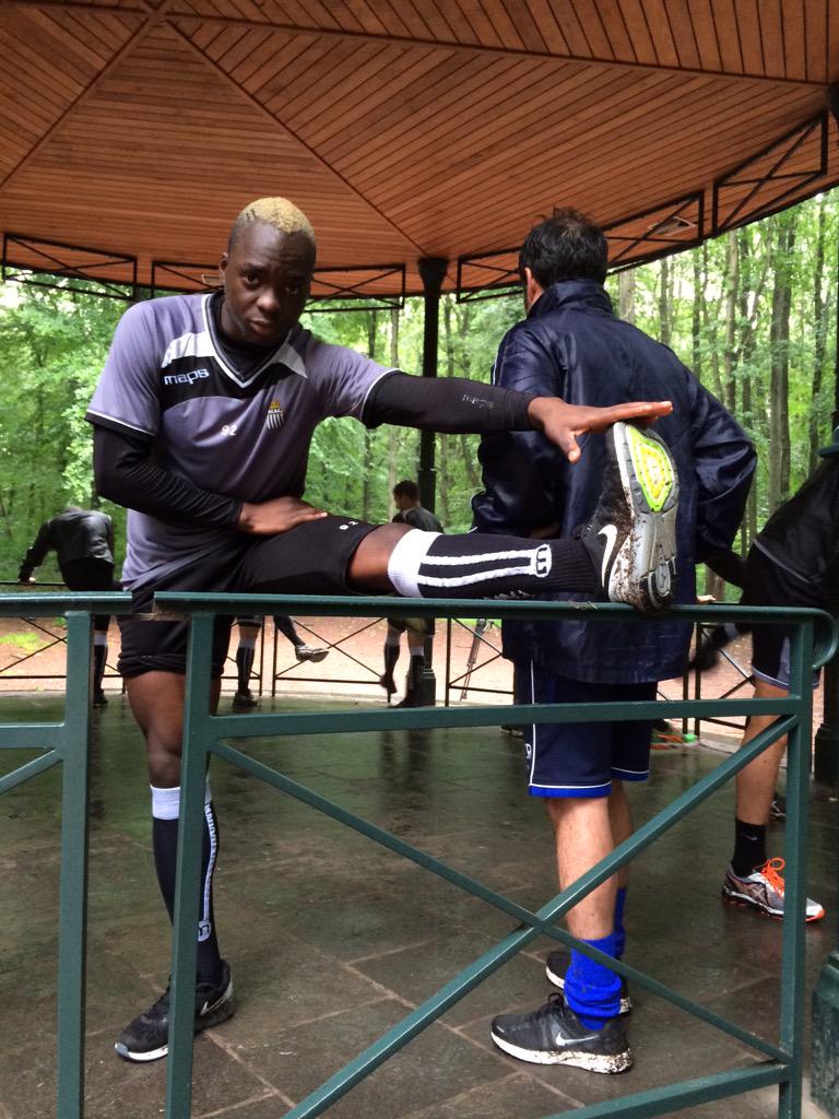 EdgarMakanga's tweet photo. #JPL #Charleroi #RCSC Belle ambiance de rentrée des classes ! @WillemsSteeven @Clemtizou @Neeskens_Kebano (2/2) http://t.co/P2xvcFuBMe