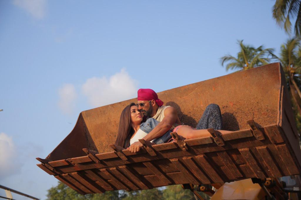 SIBTheFilm's tweet photo. Here's another #exclusive still from d #1stLookOfSinghIsBliing shoot in Goa in a loader! @akshaykumar @iamAmyJackson http://t.co/eeN6rx46kO