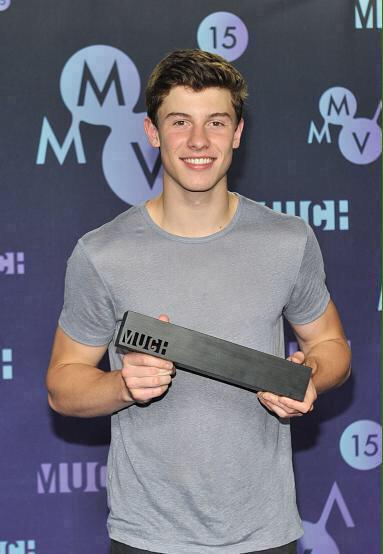 azikmut's tweet photo. Shawn a gagné l'award de #FanFaveVideo la nuit dernière aux MMVA's ! #ShawnsFirstMMVA http://t.co/bBGd79Fsvo