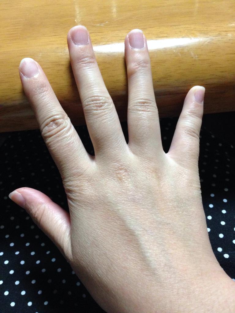 だんだんごだよ 絵描きさん自身の手が見たい ペンの持ち方変だからぺんだこも変なトコにあるしでかい Http T Co A6ieqnn3zz