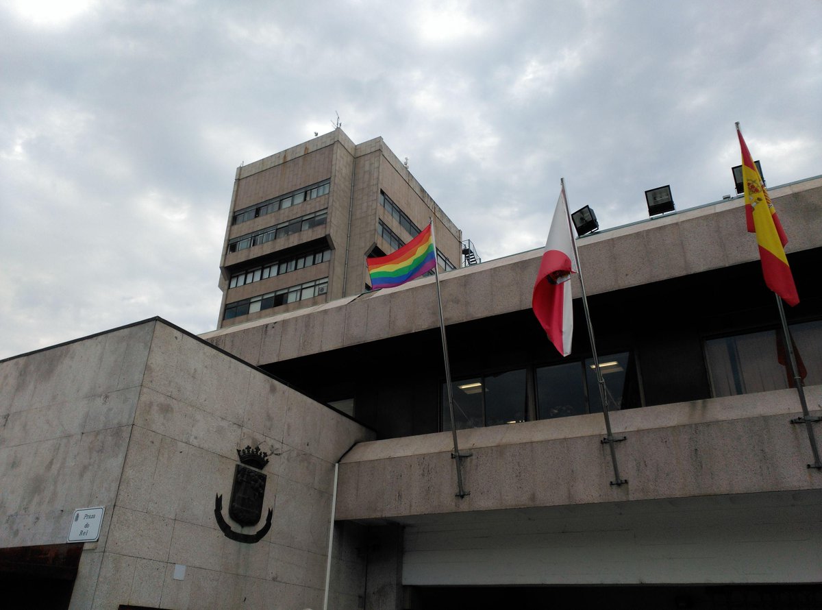 rubenlodi's tweet photo. El socialista @AbelCAballero coloca la bandera arcoíris en el Ayto de Vigo (Pontevedra). #Gracias! Via @GMafiaRosa http://t.co/Te90qEr50N