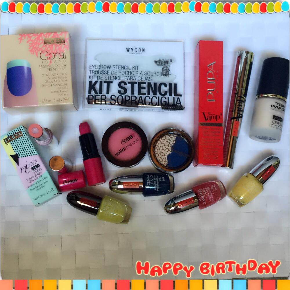 mikelignaYT's tweet image. Oggi è il mio comple, il regalo va a voi: il 25/06 sceglierò uno tra i retweet a qst foto che vincerà i prodotti! 🎁🎉