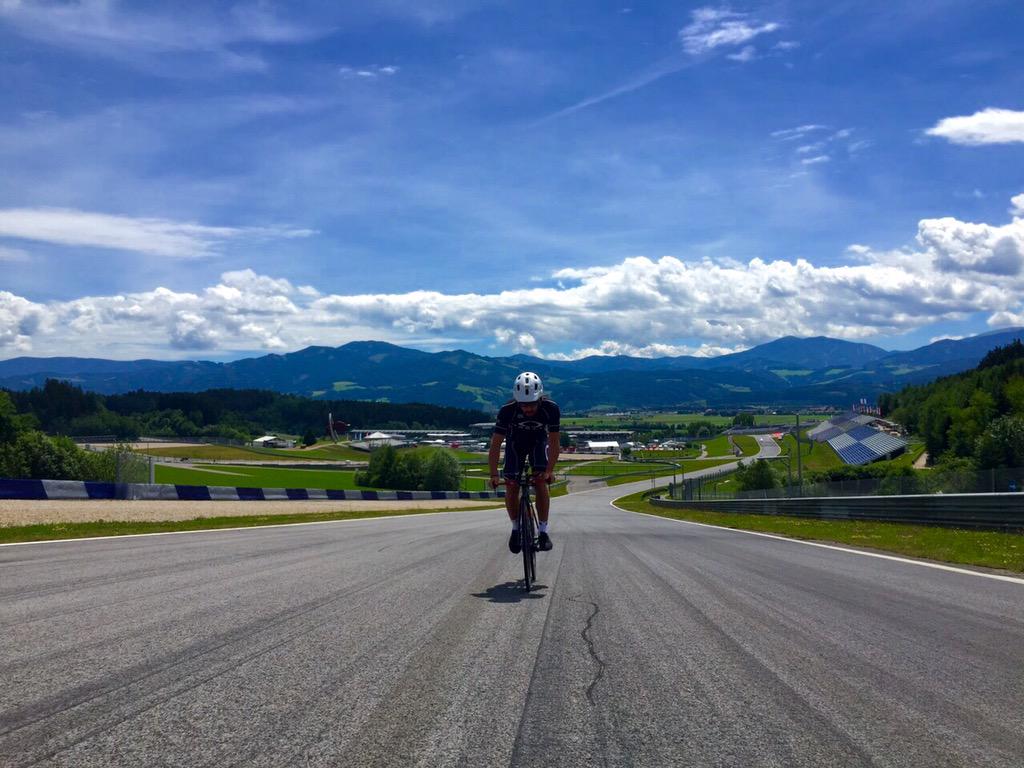 alo_oficial's tweet photo. Hoy día de descanso. Mañana empiezan los test! Que mejor para disfrutar el día que entrenar un poquito! 😎😎 #letta http://t.co/rKwz14039p