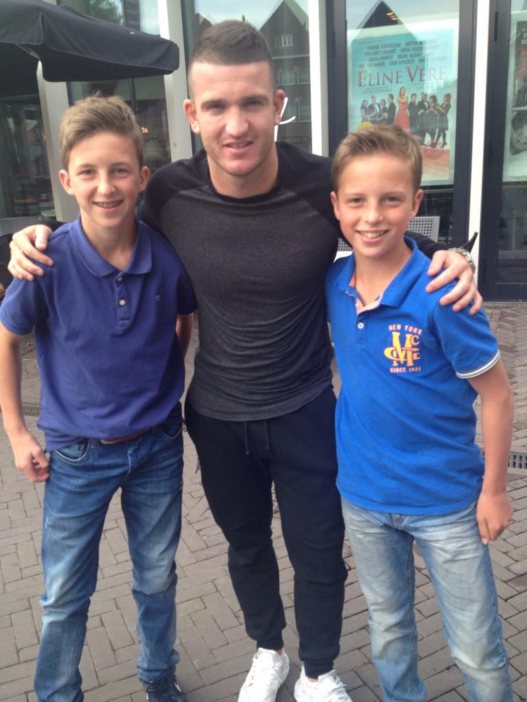 BartHoutermans's tweet photo. Het kanon van de Koel! De jongens m Randy op de foto, lekker spontaan. Bedankt Randy en succes in Deventer. http://t.co/gv9bnG535E