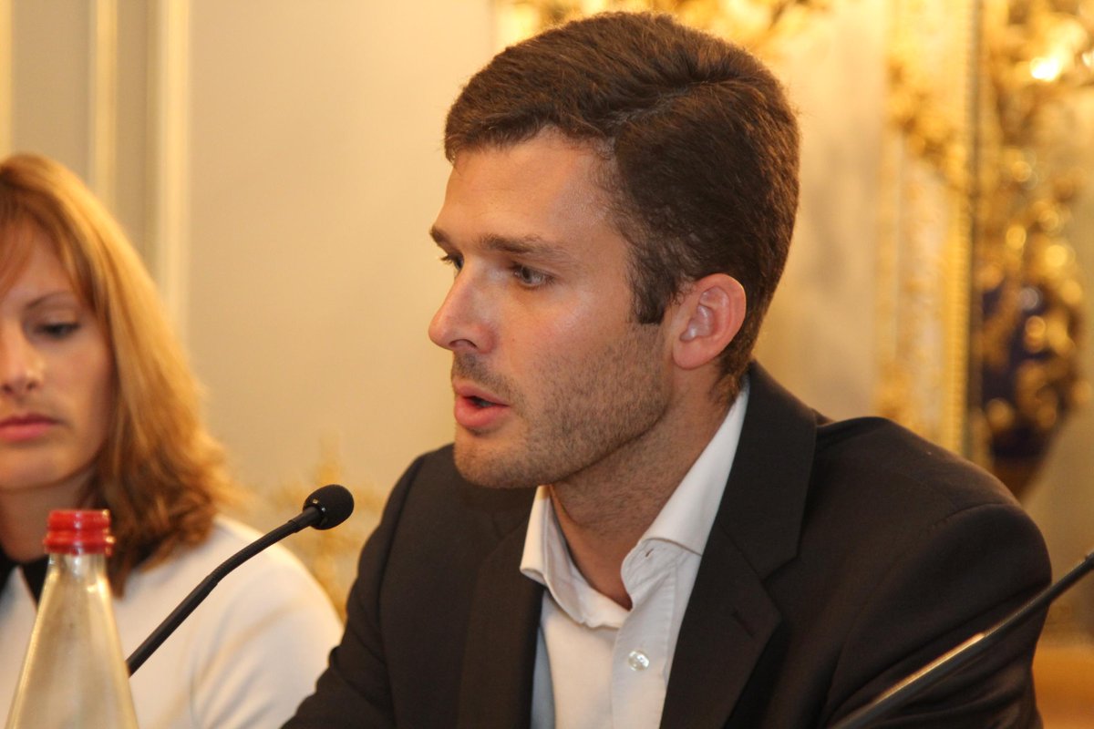 CCMBenchmark's tweet photo. Arnaud d'Hoop : "c'est un magasin qui reprend sa place au cœur d’un écosystème digital" @Tapvalue #CCMebeaute http://t.co/G0cywiWxVq