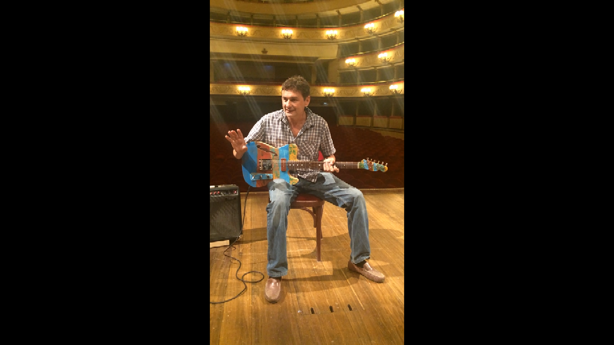 fallasuonare's tweet photo. Per #fallasuonare @Alessandro_Paci con la chitarra #MareDiMezzo giunta sul palco del #WRDLIVE !! http://t.co/e8av5JFVWa
