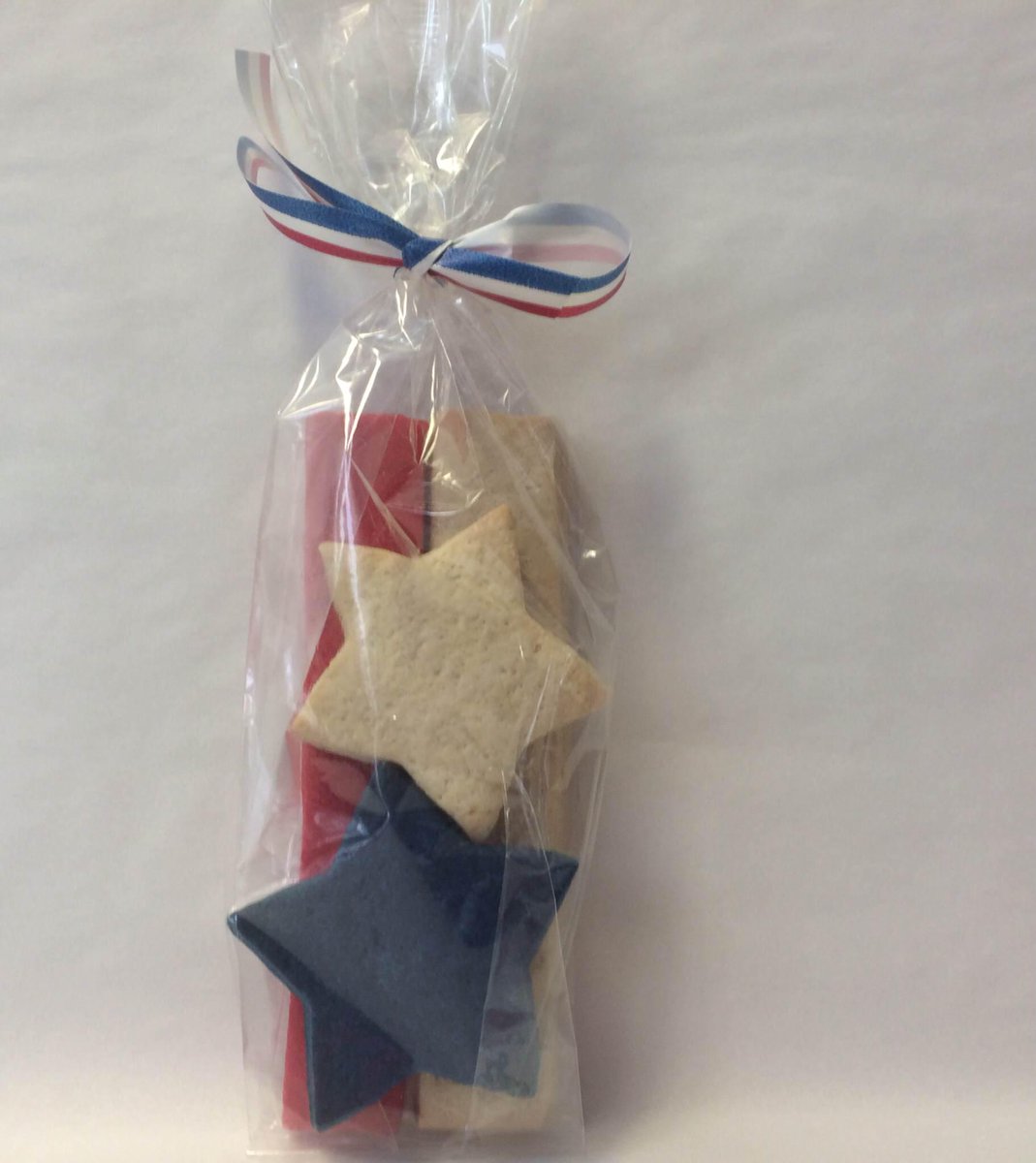 BakingforGood's tweet photo. Our mini #StarsAndStripes #giftbags make for the perfect #FourthOfJuly #hostessgift http://t.co/R2n9Lu9jtF http://t.co/E2p1s5hqLy