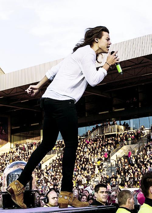 harrymoonchild's tweet photo. WE LITERALLY SAW THE SHY 16 YEAR OLD HARRY CRYING OVER HATE TRANSFORM INTO 21 YEAR OLD STRONG CAREFREE HARRY IM http://t.co/zLny7tzyCB