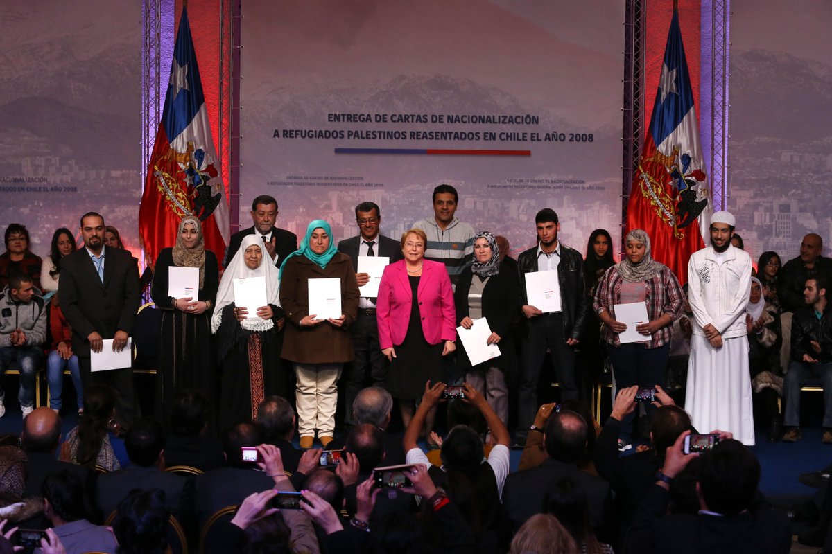 MigracionesCL's tweet photo. Hoy la Presidenta Michelle Bachelet entregó Cartas de Nacionalización a Refugiados Palestinos #ParaElChileQueViene http://t.co/36f8d4wDw7