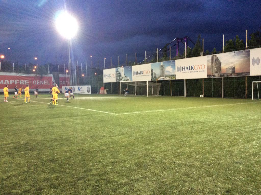 Penaltı ! Topun başına geçen <a href="/lezzetlicipet/">Emre Özbursalı</a> golü kaydetti ve takımını öne geçirdi. <a href="/FireDryerFC/">FireDryer FC</a> 0-1 <a href="/AtletikBirboga/">AtletikBirboğa</a>