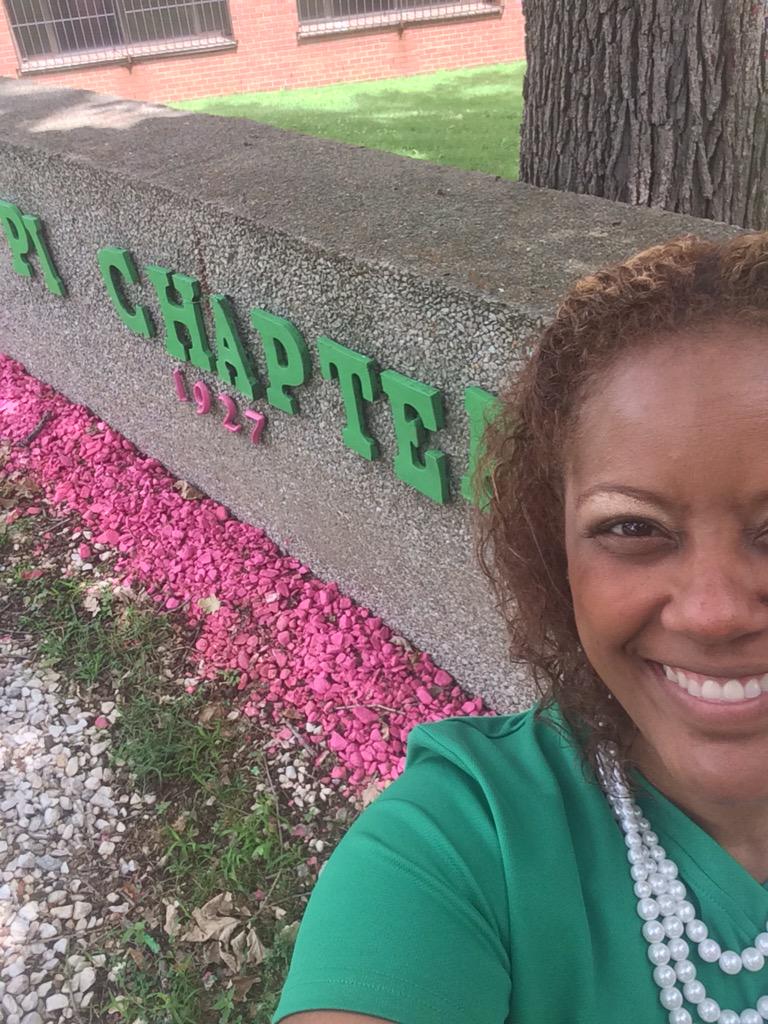 CoachCres's tweet image. Wearing my peals, taking a selfie of the Alpha Kappa Alpha display on the @Fisk_University yard! #nlht15 #pichapter