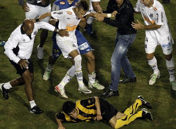 _ReinoBlanco's tweet photo. Tarjetas desde 2009:
El asesino de Pepe: 77 amarillas y 5 rojas. 
El chico bueno de Neymar: 100 amarillas y 6 rojas. http://t.co/NR3A6Fqjt0