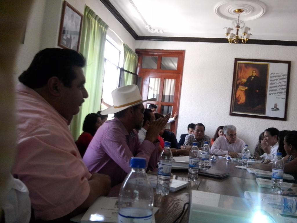 edulMX's tweet photo. Liderazgos de @CNCOaxaca dan cuenta de trabajo en #Elecciones2015 al líder @LinoVelazquez y Presidente @Mafud_PRI http://t.co/KEdxWfVigW