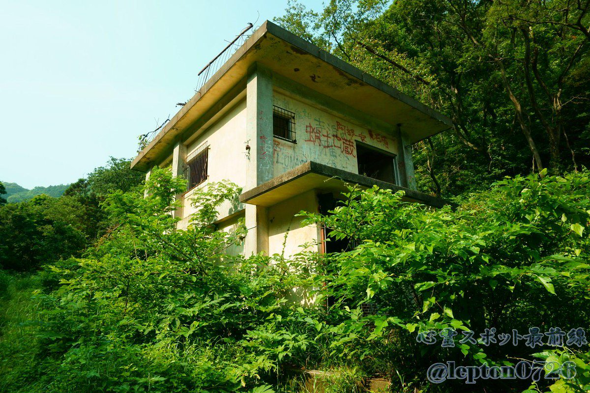 #新潟心霊スポット【No.0325:ホワイトハウス】新潟県新潟市西蒲区角田浜にある廃屋。新潟県、不動の人気心霊スポット。全国各地にある同名の廃屋のルーツとされており、真しやかに語られる猟奇的な噂は様々なバージョンへと派生している。