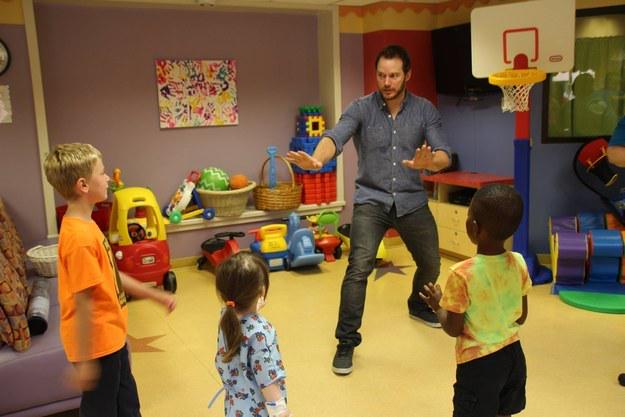 BuzzFeed's tweet photo. Chris Pratt re-enacted the raptor scene from Jurassic World at a Children’s Hospital http://t.co/g5jdFXTDoj http://t.co/IROT65c9IZ