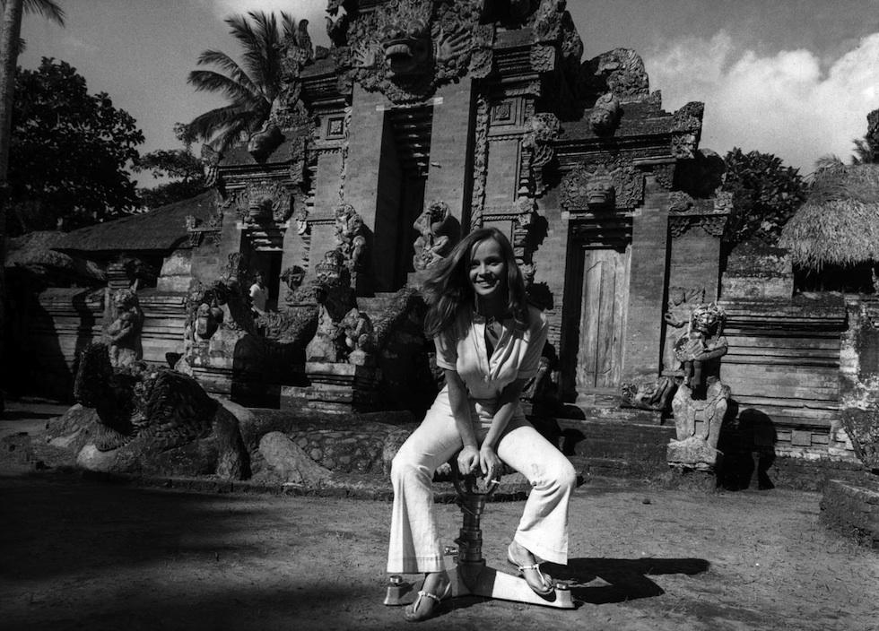 Laura Antonelli, che è morta oggi a 74 anni, in una foto scattata negli anni '70 in Indonesia ilpo.st/1LpkMm1