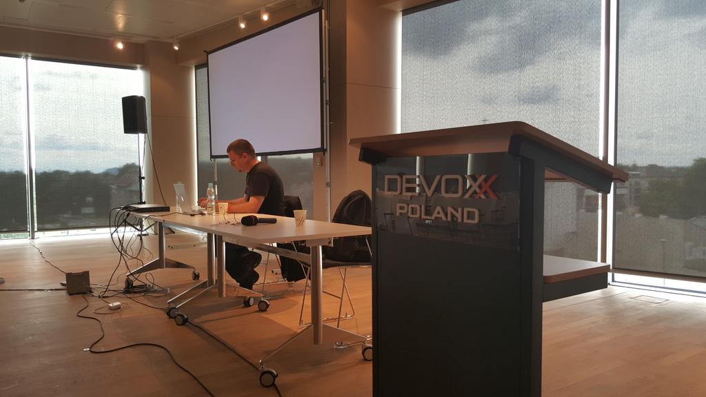 Stephan007's tweet image. Our very own Devoxx Belgium program member @ljacomet preparing for his #DevoxxPL session. #Ehcache #terracotta