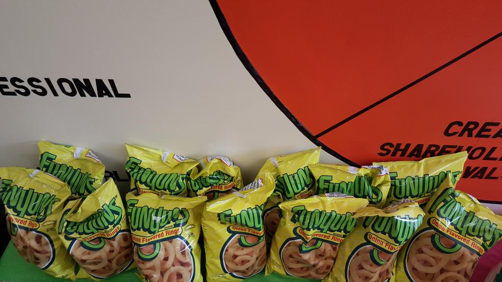 amyboyer71's tweet photo. National onion ring day w/finger sandwiches @DanielleKida1 @BillRodgers_12 @PaulDeveno @Lisachiras @bensonrobert16 http://t.co/5nwEIeO5IE